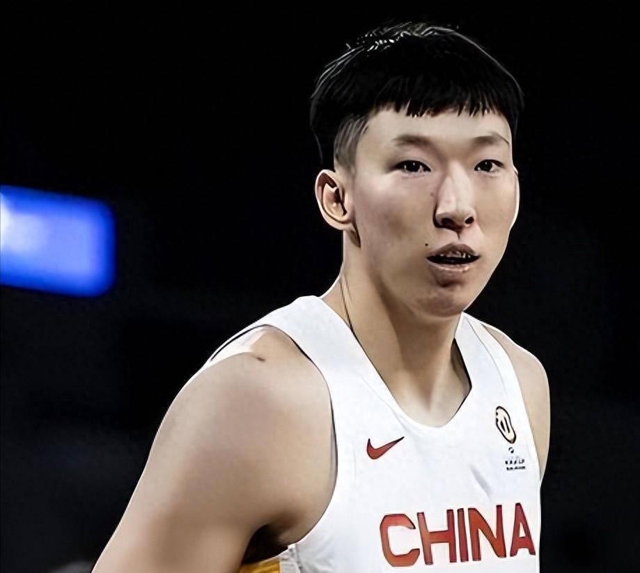 男篮阵容大换血！三人离队周琦赵睿缺席，新阵容能扛起世预赛吗