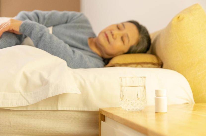 原创            睡觉时朝左睡会压迫心脏？医生：这2种睡姿才真的要改！