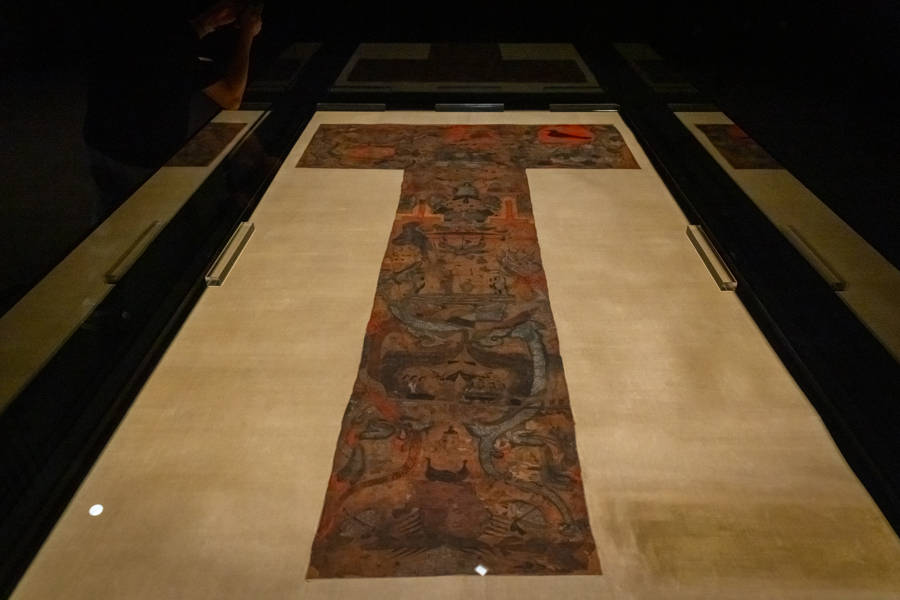 文汇视讯｜最大汉代彩绘帛画真迹国内跨省首展，马王堆大展“接力破圈”