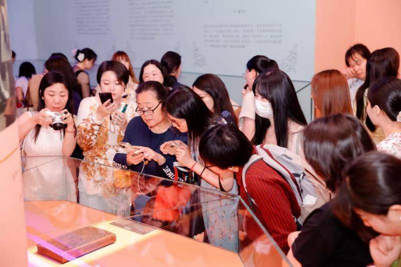 46部摇篮本、17部手抄本，上图东馆举办“西方文艺复兴”书籍展