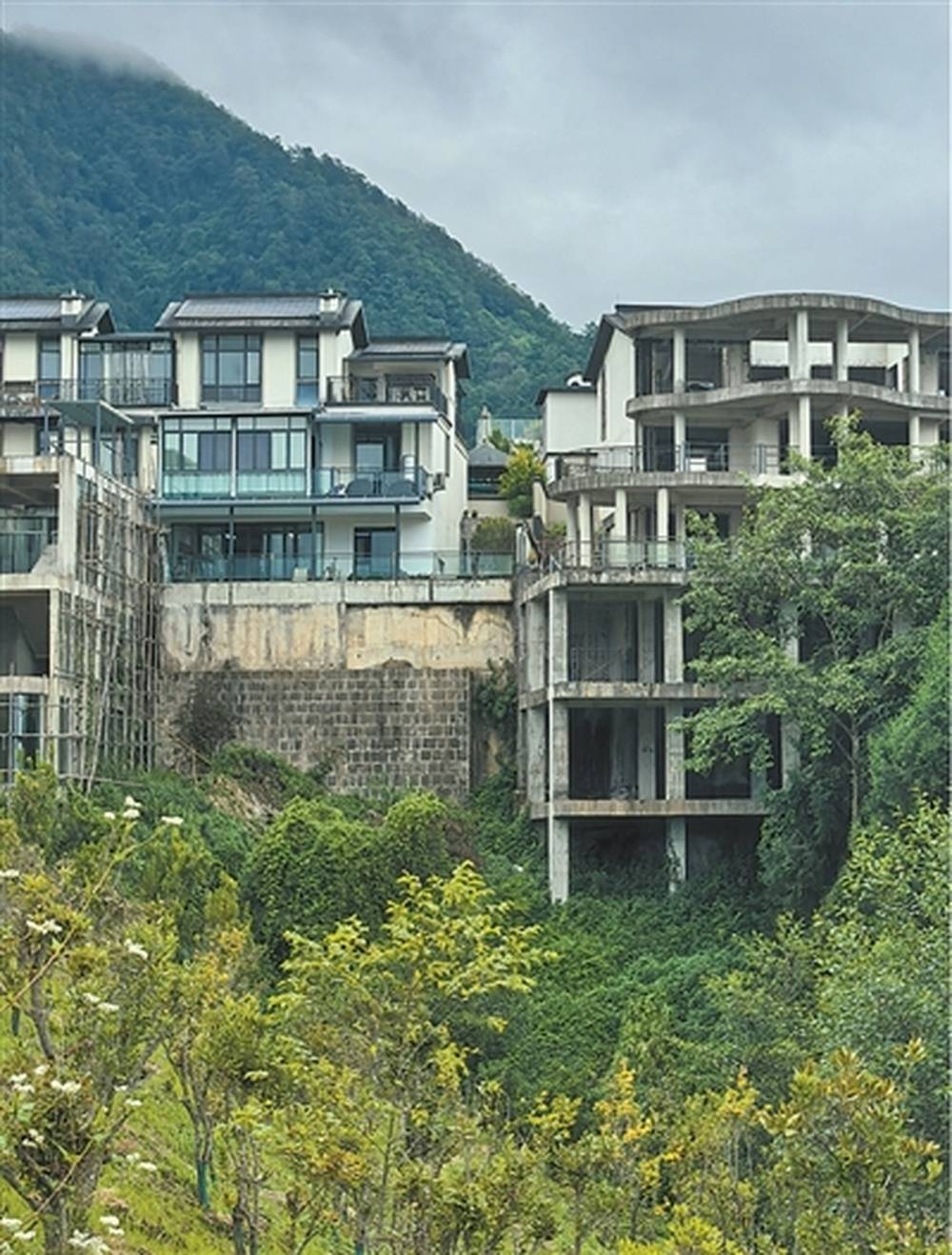 腾冲面目全非的"别墅"小镇:私挖山体 住宅扩建成几千平方米(图1) 文章配图-1