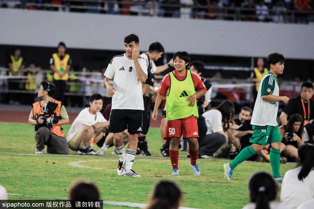 U17男足国脚潘朝伟前往欧塞尔试训：小将崛起的背后故事与战术潜力分析
