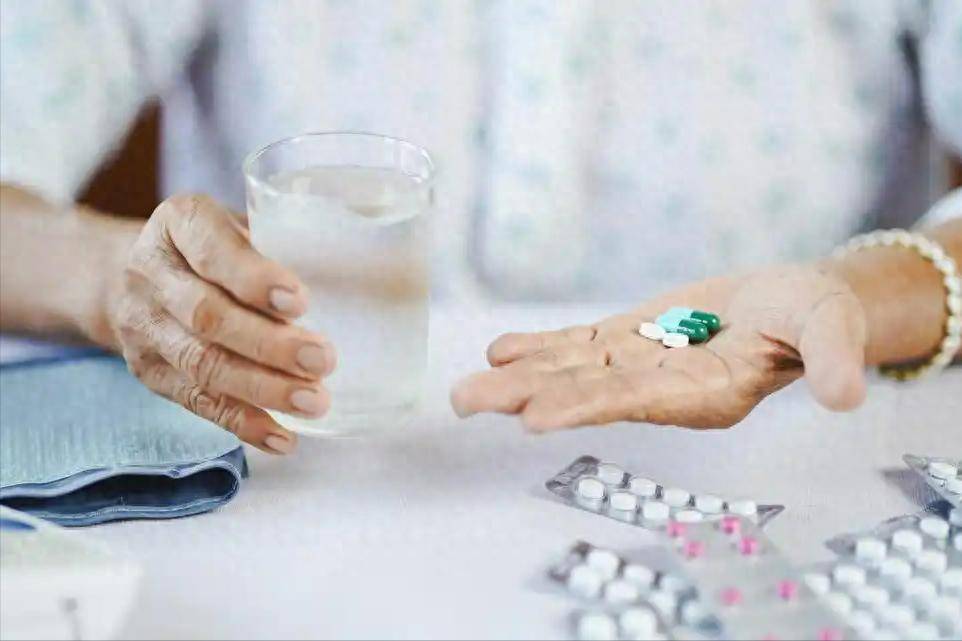 原创            医生劝告：一旦吃上降压药，这4种食物必须戒掉，再吃有中风风险