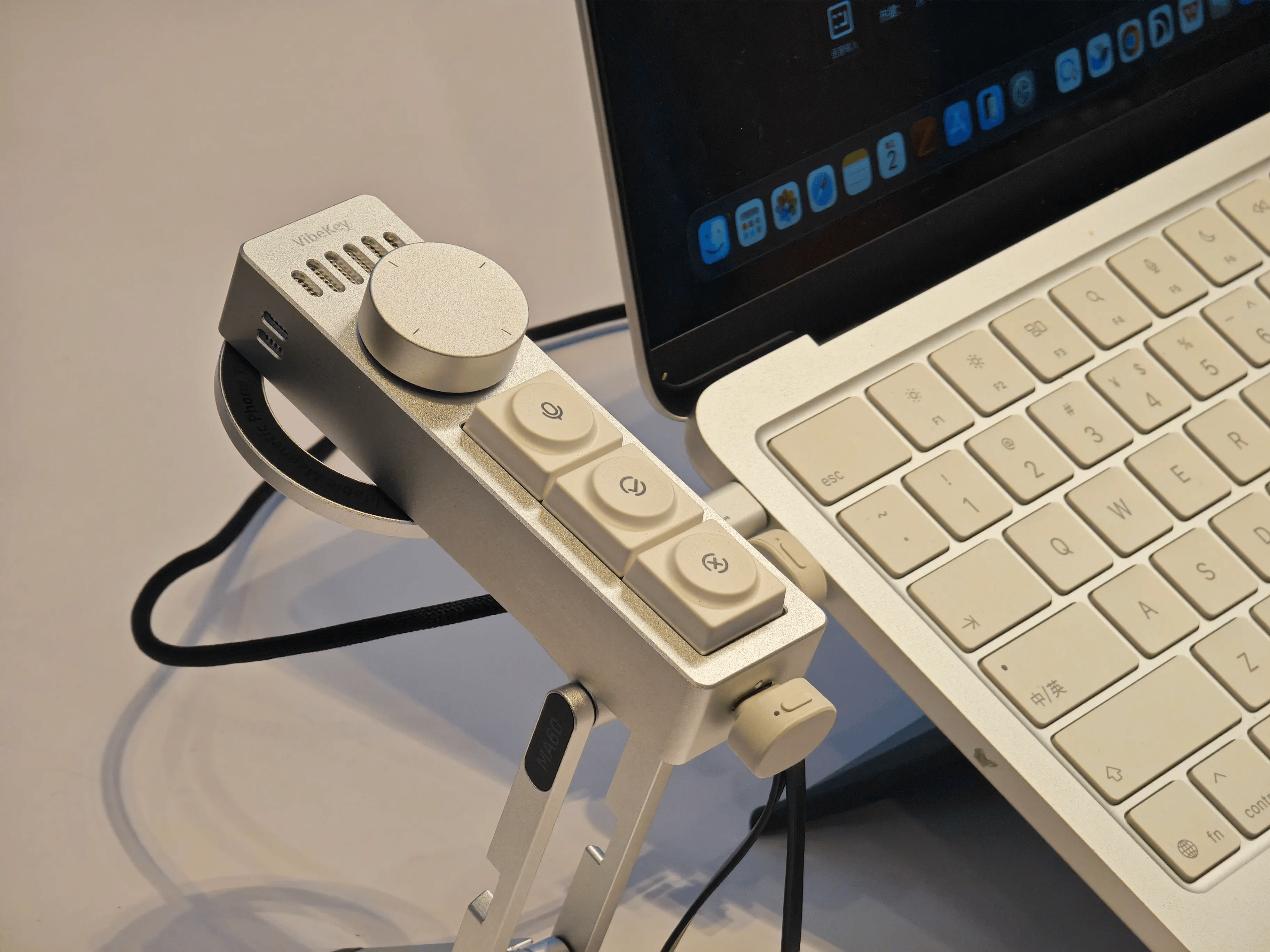 优篮子AI键麦首发评测：WorkBuddy的实体遥控器好用吗？
