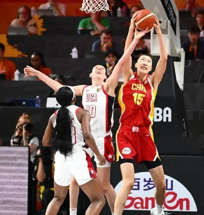 中国女篮世界杯首战输美国33分，19岁张子宇成唯一亮点，一人拖后腿太扎眼