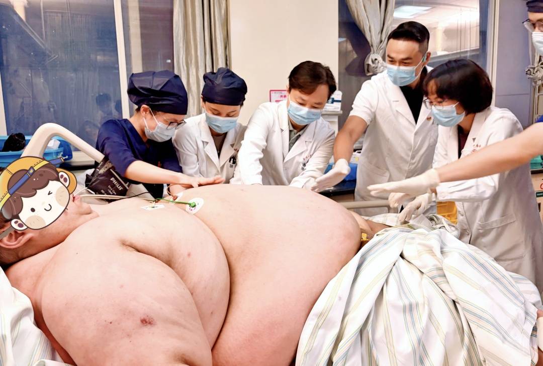 “再胖下去人就没了!”体重635斤男子进ICU，12位医护人员抬上病床