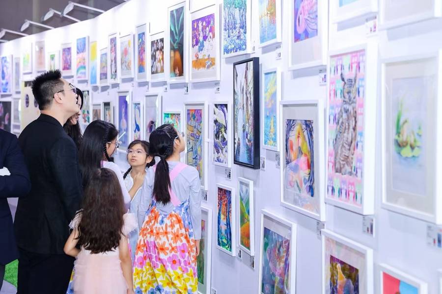 公益力量蓬勃生长！少年策展人点亮儿童公益艺术展，“星二代”组团为爱发声