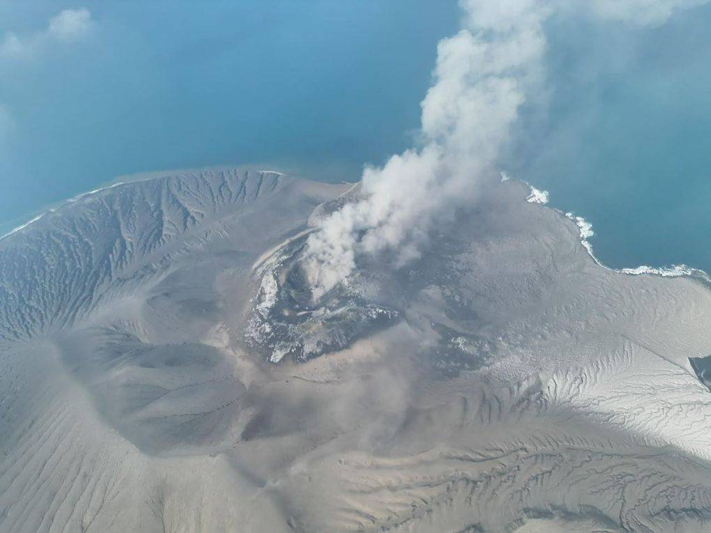 火山灰散去 印尼最大机场恢复运营
