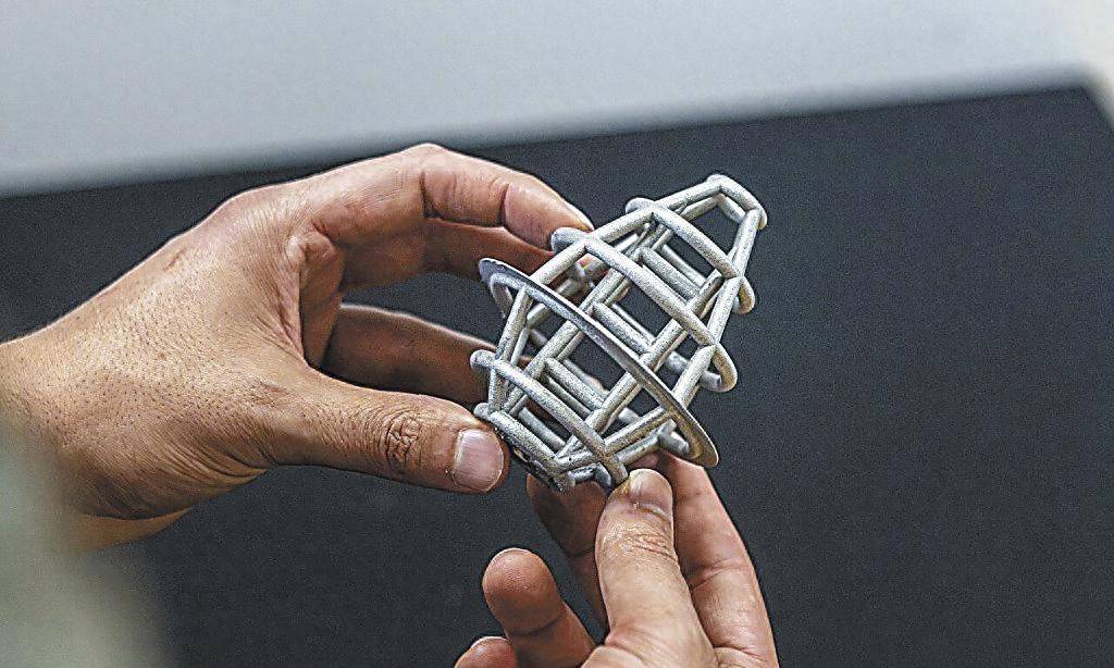可浮在水面的钛-聚合物晶格超材料研制成功