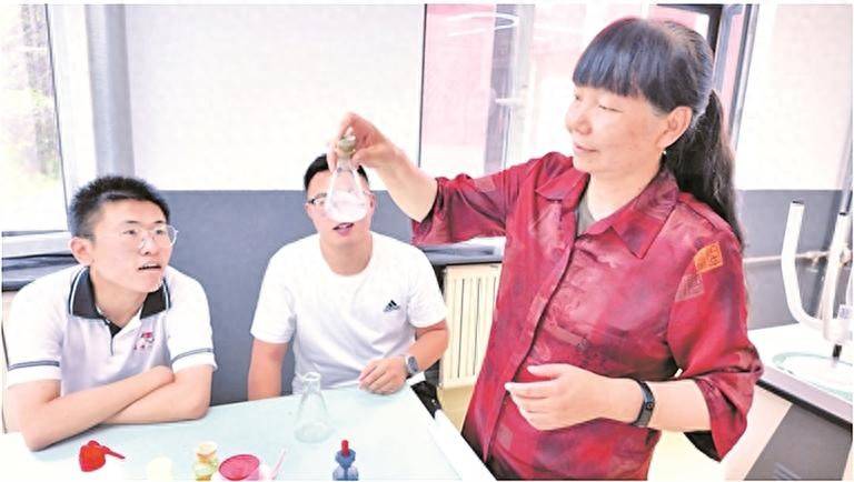 全国“最美教师”马翠玲的“化学反应”