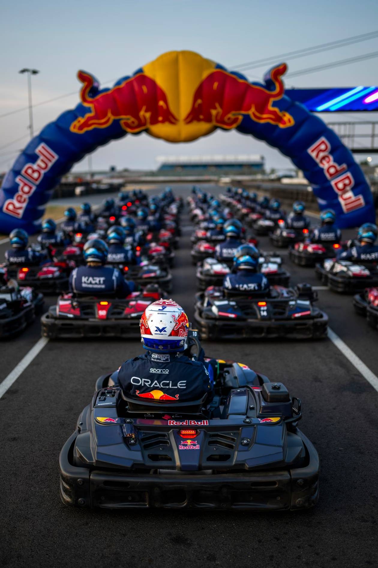 14圈超完100名车手，F1世界冠军维斯塔潘获卡丁车挑战赛冠军，中国车手张京出战