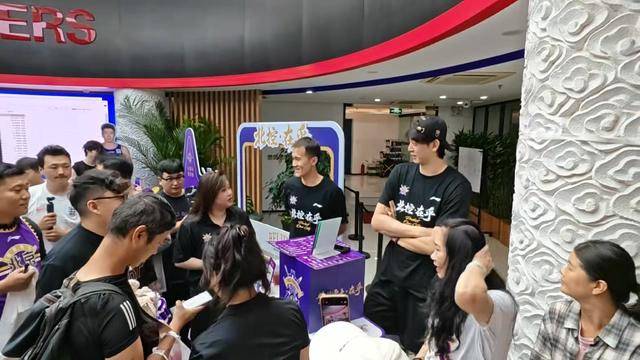 北控男篮快闪店球迷活动举行。沈梓捷和张帆作为“一日店长”出席活动