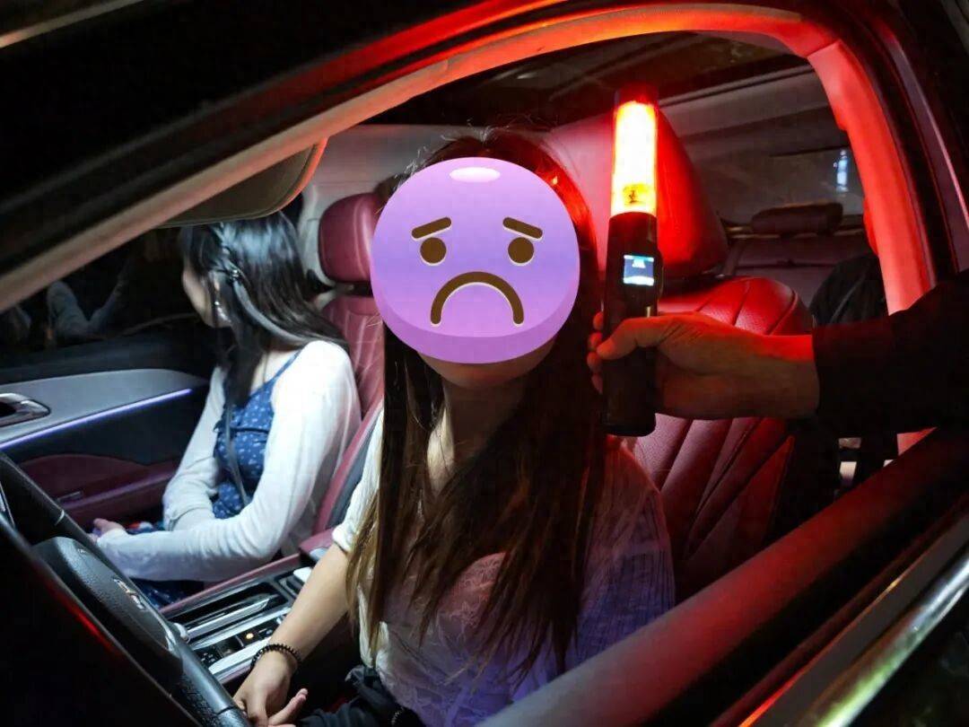 17岁无证女生 在昆明醉驾津B7**G3轿车