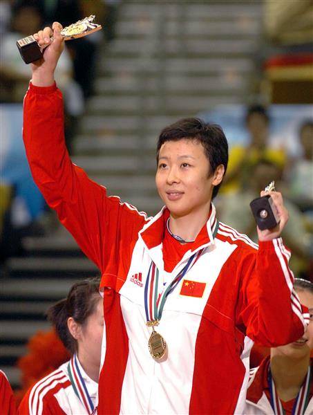 冯坤现场见证中国女排夺冠：她坐在场边，满眼都是年轻的自己