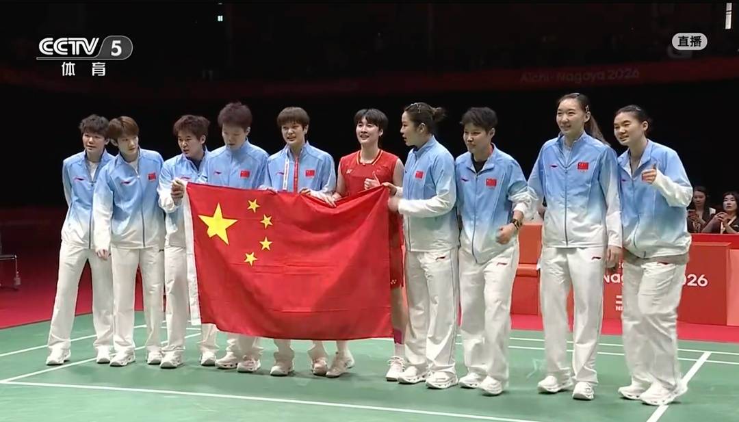 时隔12年再夺冠!中国女团3-0完胜日本,摘得羽毛球首金