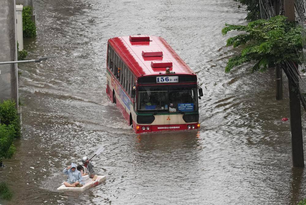暴雨连降三天，曼谷成洪水灾区，泰国总理阿努廷提前返泰应对-华闻时空