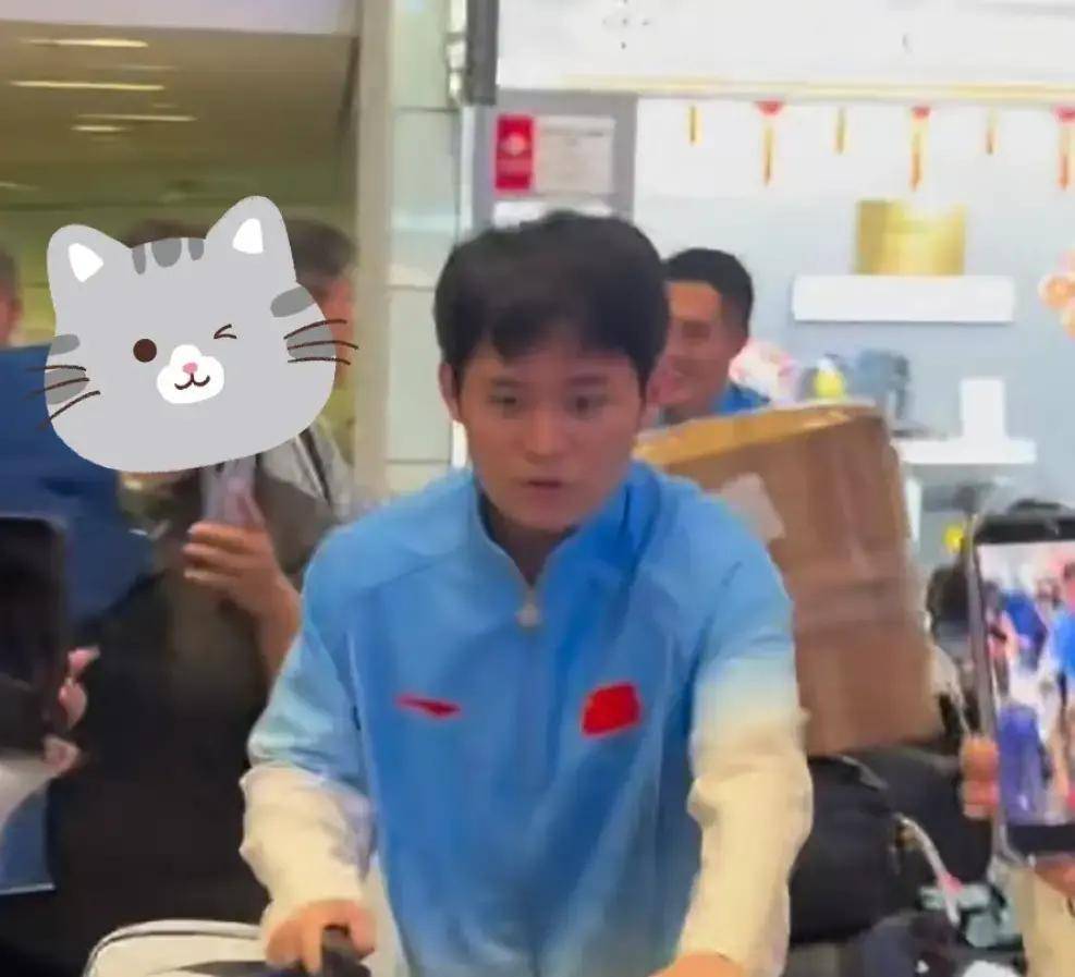 国乒凯旋回京,邱贻可送签名,栋曼露笑容,莎头低调走VIP通道