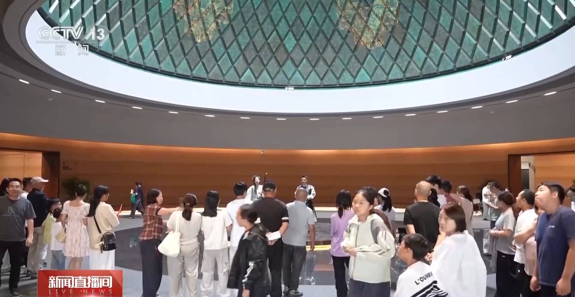 各地文旅活动点亮假期生活_直击各地假期返程高峰_