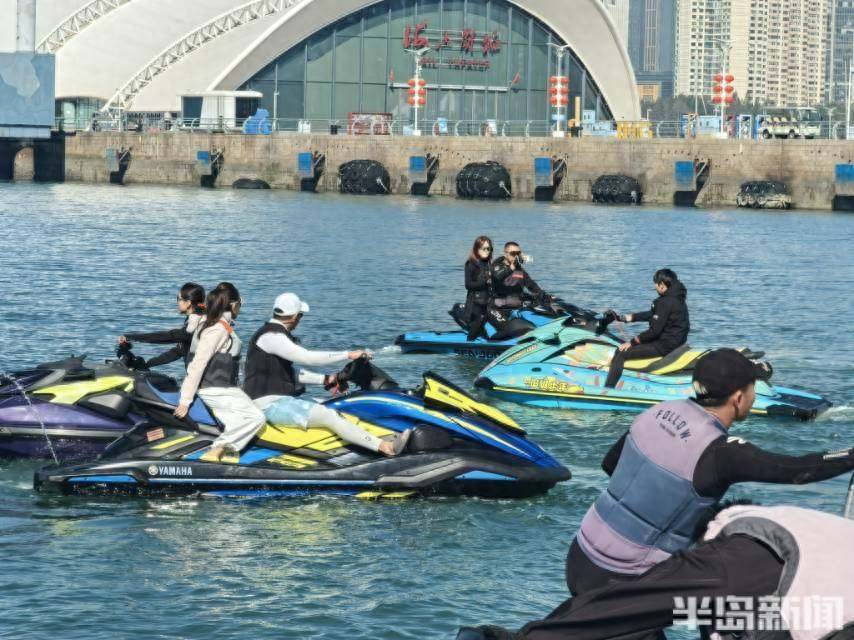 “水上F1”驰骋最美海岸！青岛上演摩托艇海上展演，尽显时尚体育活力