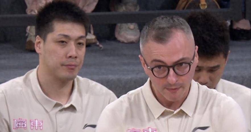 抢不到球！亚克夫列维奇对焦伯乔破口大骂，大家确实错怪了杜锋