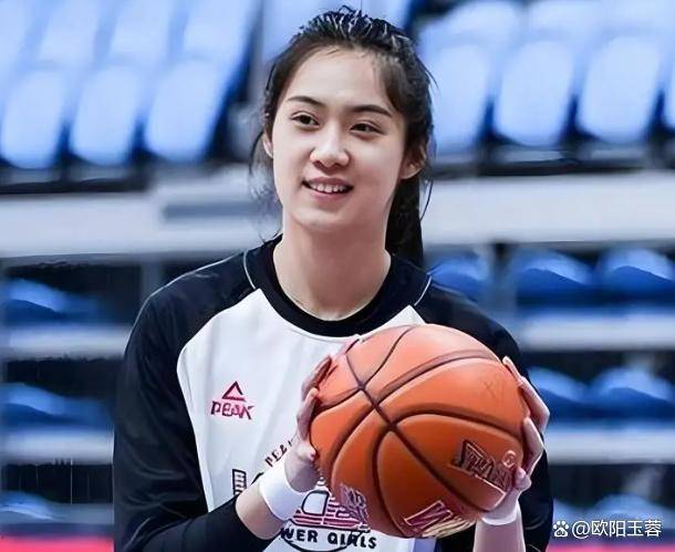 14岁姑娘身高2米20，中国女篮再现天赋怪，排球转篮球1年就能扣篮