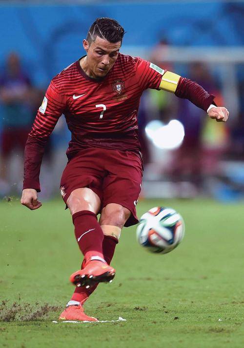 Gallery - Kết quả bỏ phiếu ban đầu giải thưởng Quả bóng vàng cho thấy Cristiano Ronaldo (75%) áp đảo Messi (9%). Liệu việc chi tiền vào các cuộc thăm dò ý kiến ​​có thể quyết định người chiến thắng giải thưởng Quả bóng vàng? - image 4
