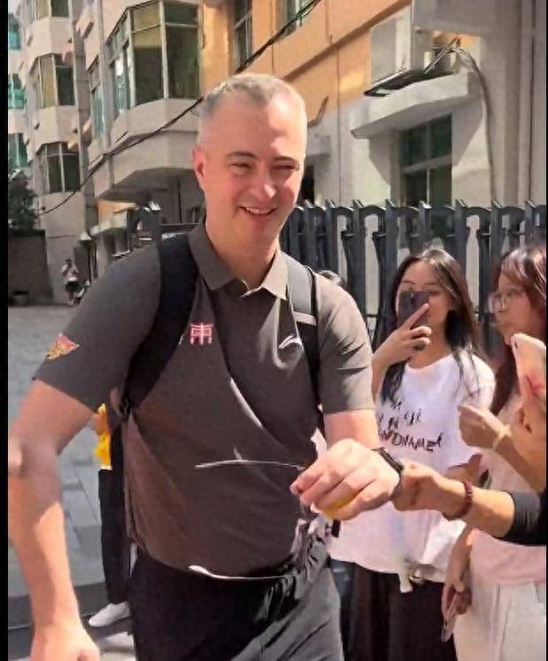 广东队出征上海,徐杰随队出征,主帅神情轻松,焦泊乔与阿祖布克迎来严峻考验