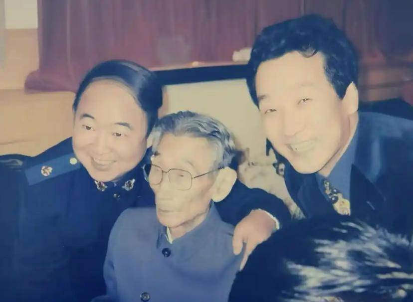 王佩元近照曝光，身形消瘦需拄拐！老观众感慨：当年捧哏也老了(图15)