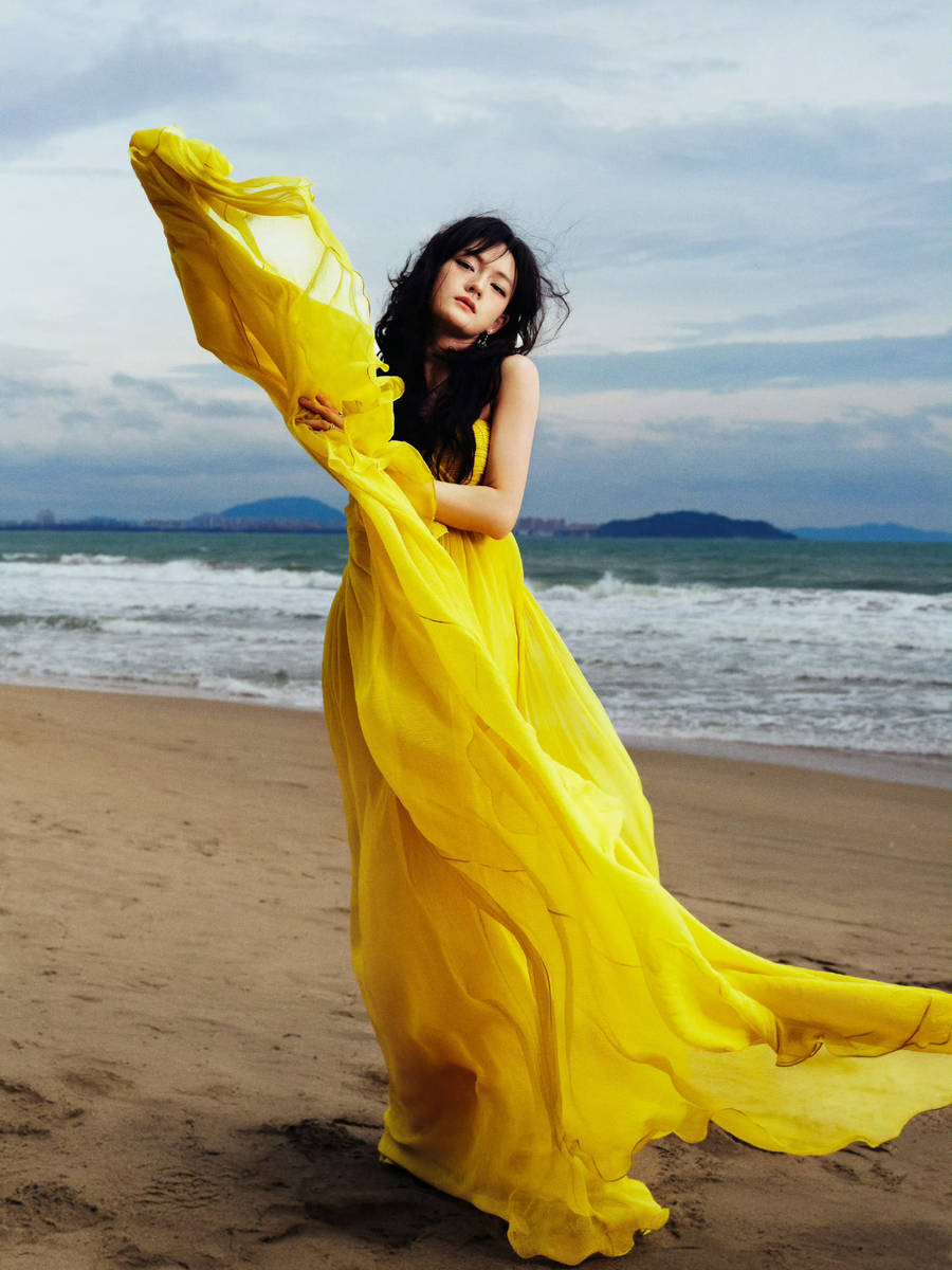文淇穿黄色抹胸纱裙明媚随性 发丝飘逸氛围感拉满