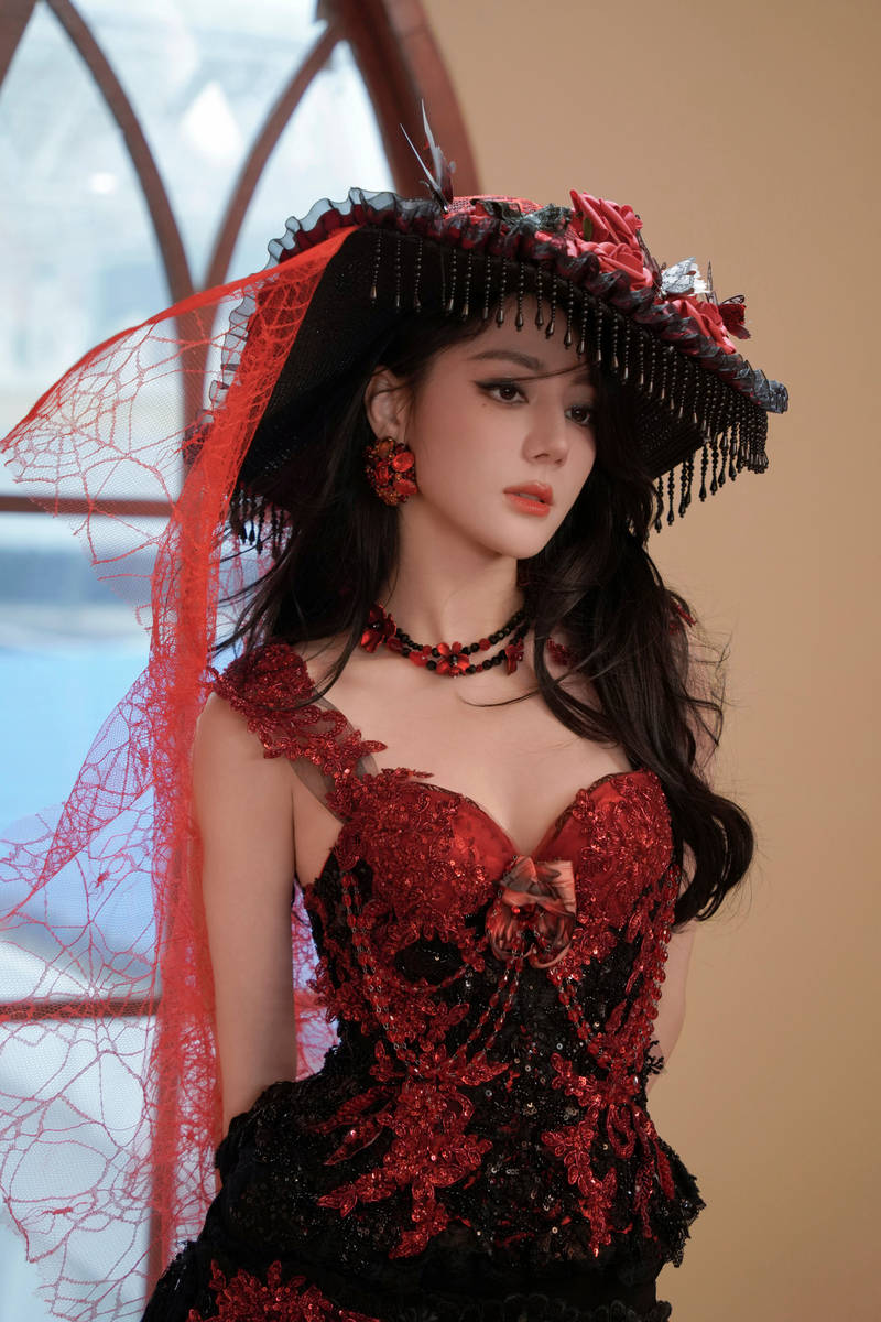 迪丽热巴化身红玫瑰风情万种！气质优雅魅力十足