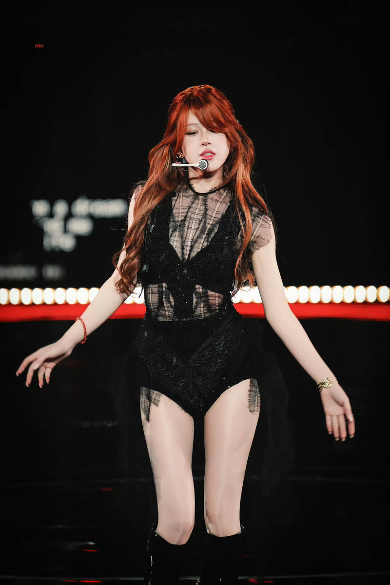 赵露思生日会新歌舞台首秀！穿黑色透视装性感吸睛