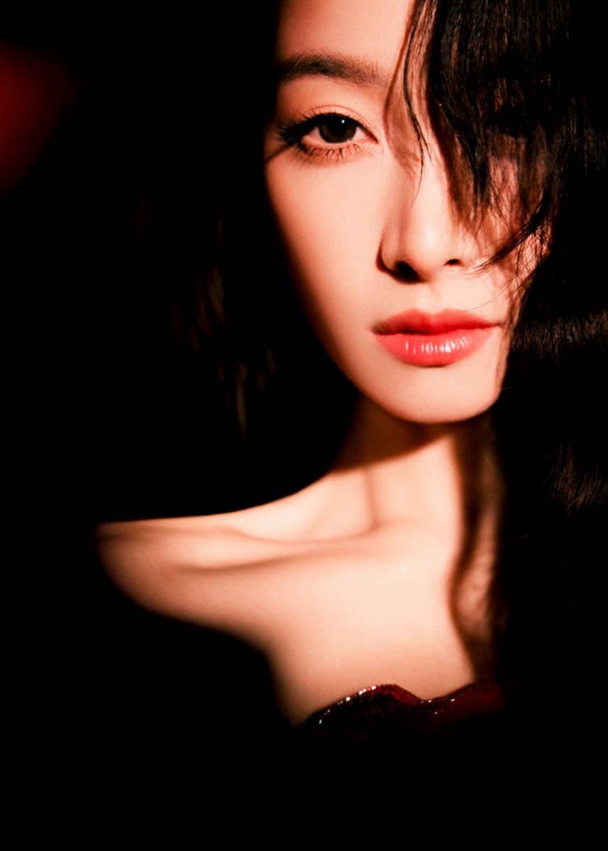 宋茜穿一袭红色长裙浪漫又唯美 长发飘飘仙气十足