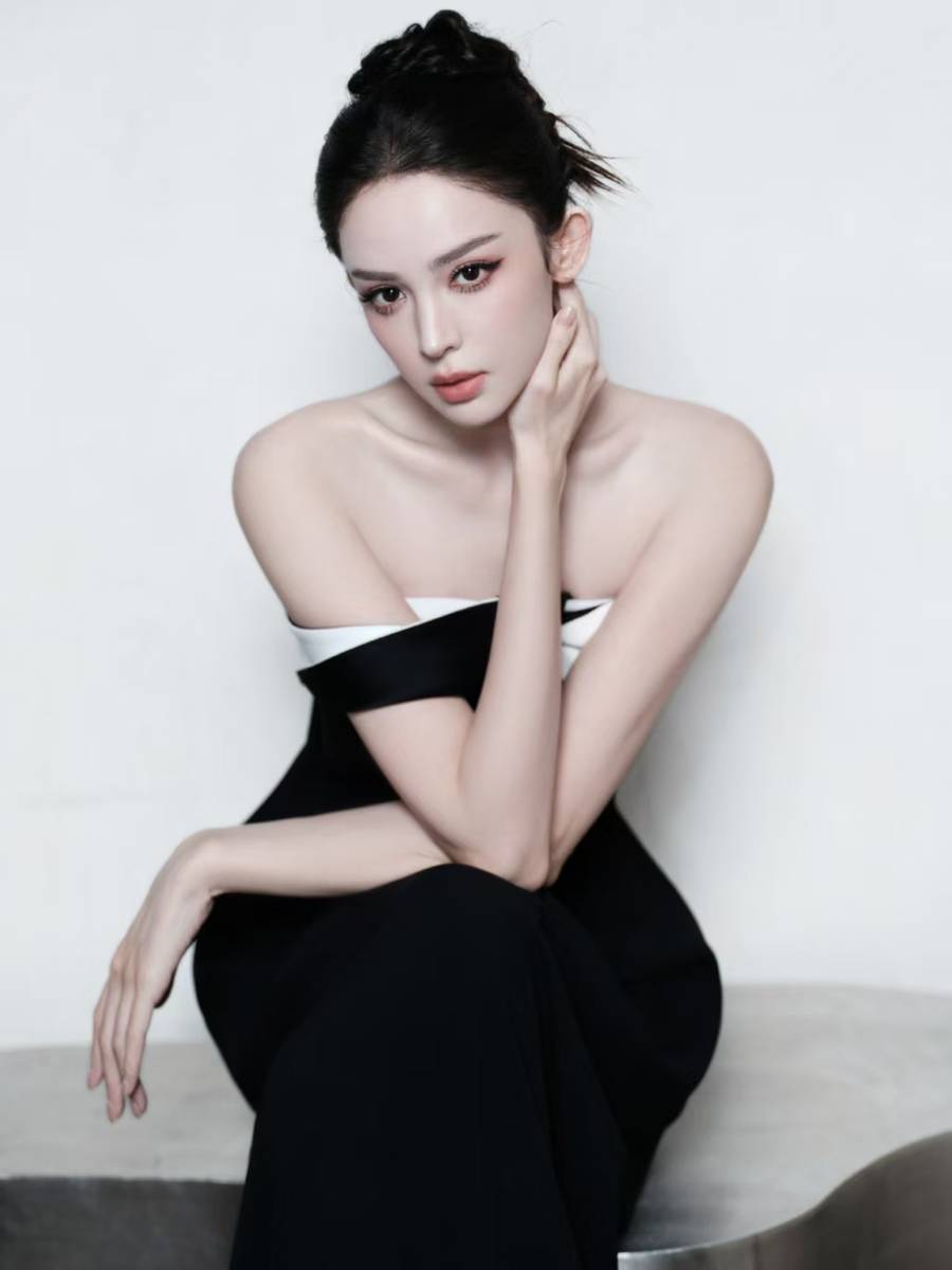娜扎穿抹胸长裙梳优雅盘发 冷冽高级美出新高度