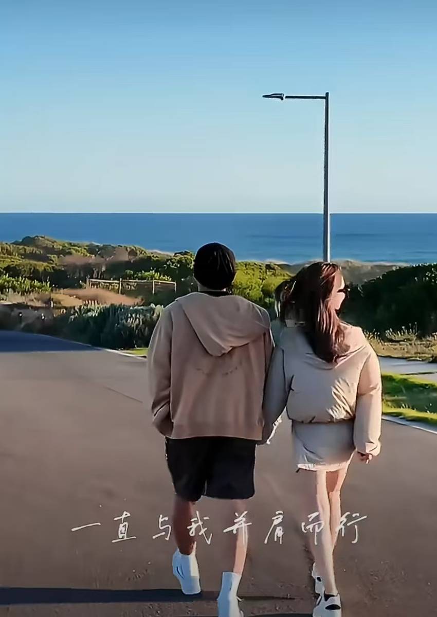 周杰伦一家五口沿海漫步 并肩同行画面温馨又幸福