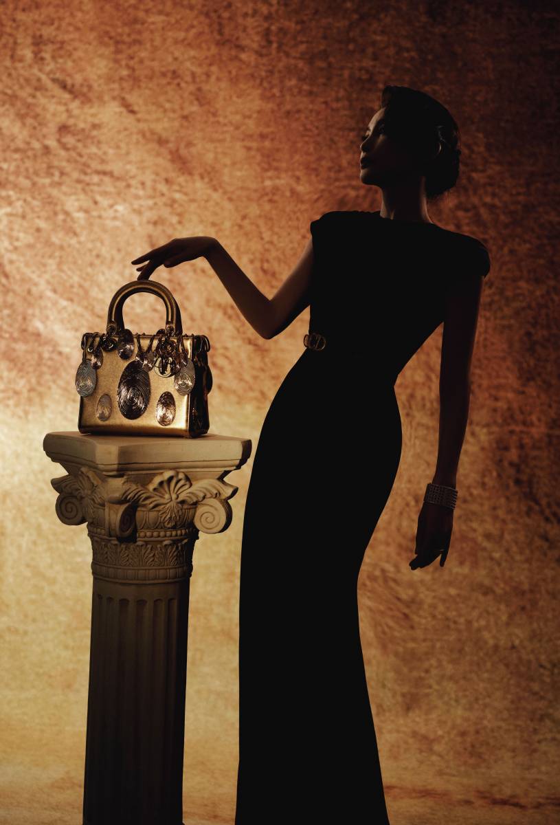 李冰冰穿黑丝绒礼裙优雅动东谈主 身姿唯妙似画中好意思东谈主