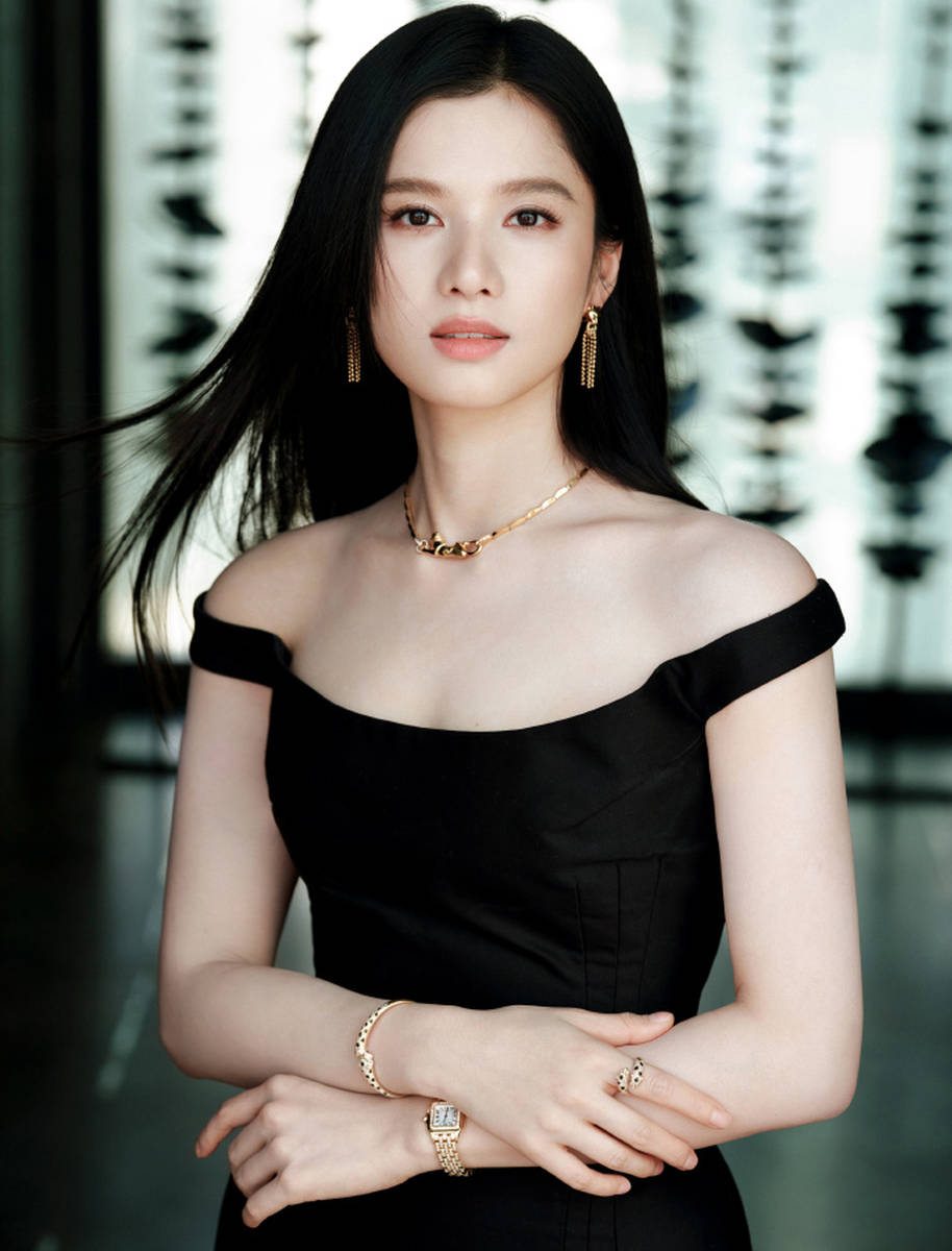 张婧仪穿一字肩黑裙好优雅 矜贵令嫒感溢出屏幕