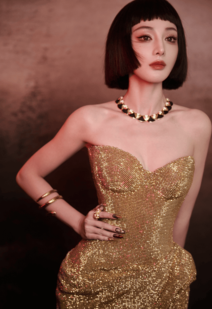 彭小苒穿鎏金裙装弧线唯妙 埃及作风造型巧妙冷艳