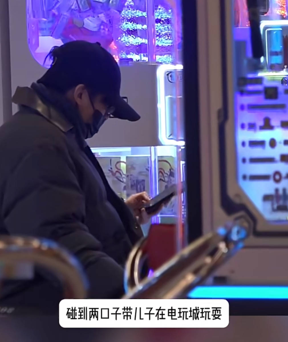 薛之忍让太太犬子逛电玩城 一家三口同框幸福满满