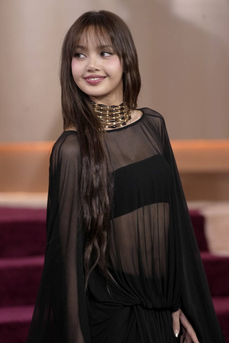 Lisa出席金球奖受奖红毯 穿伶仃透视黑裙性感娟秀