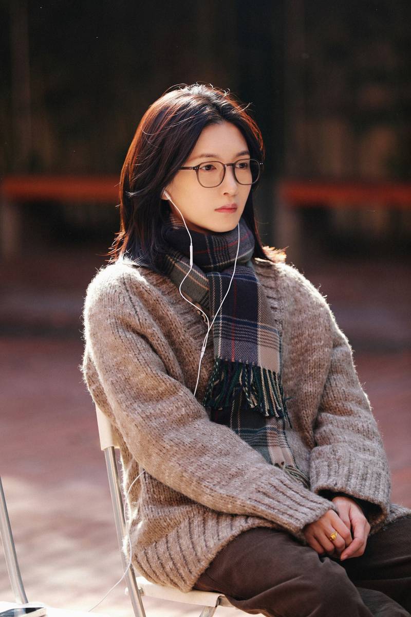 江疏影戴黑框眼镜裹围巾 穿搭休闲尽显文艺气质