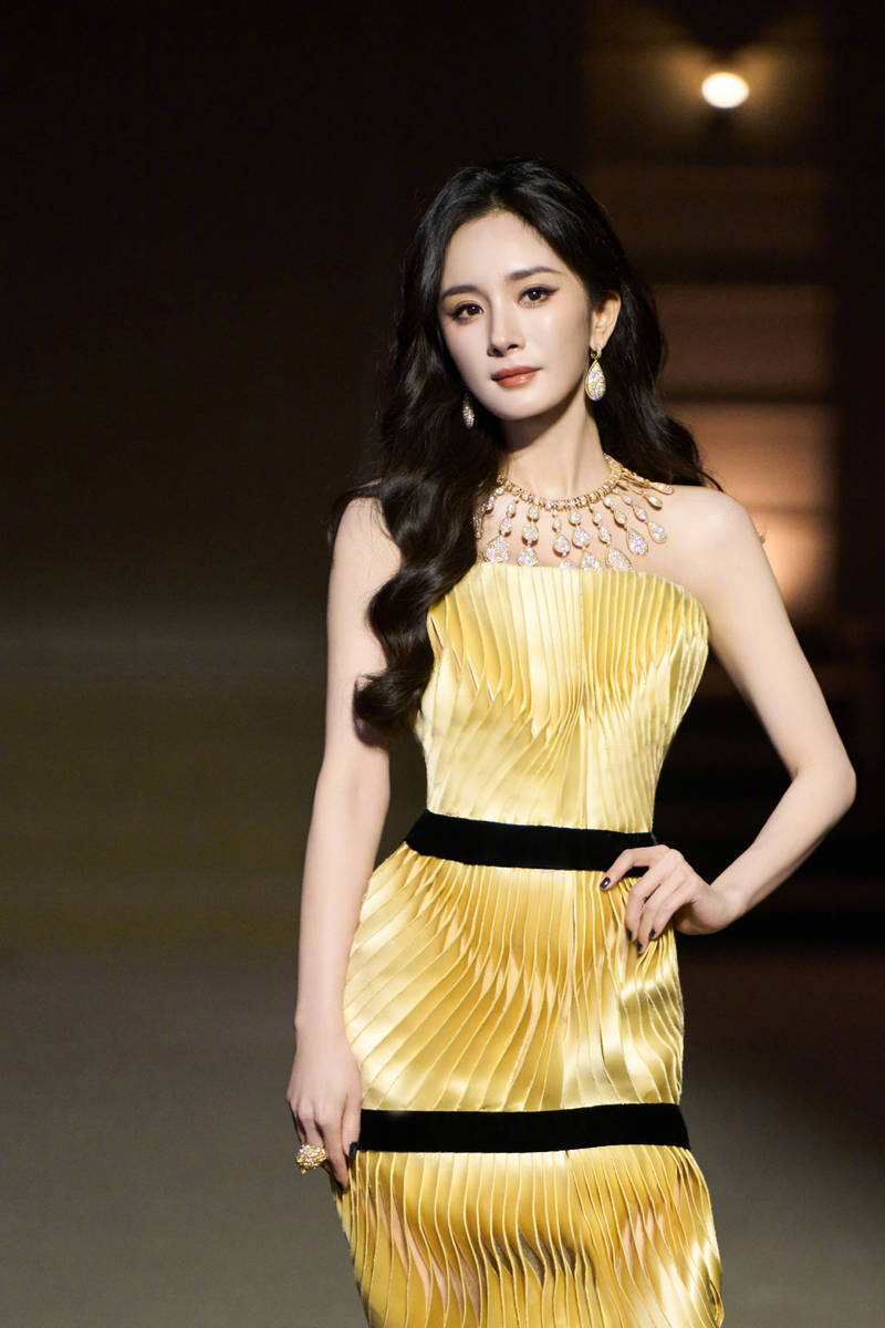 杨幂穿鎏金抹胸裙 宛若盛开的金色曼陀罗魅力十足