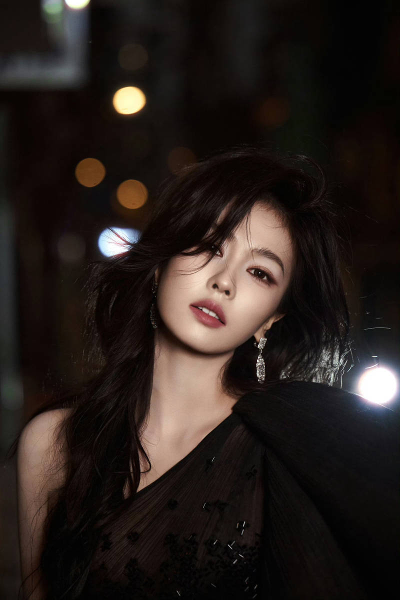 白鹿妩媚优雅身姿穿行夜色街头 复古港风美人风情