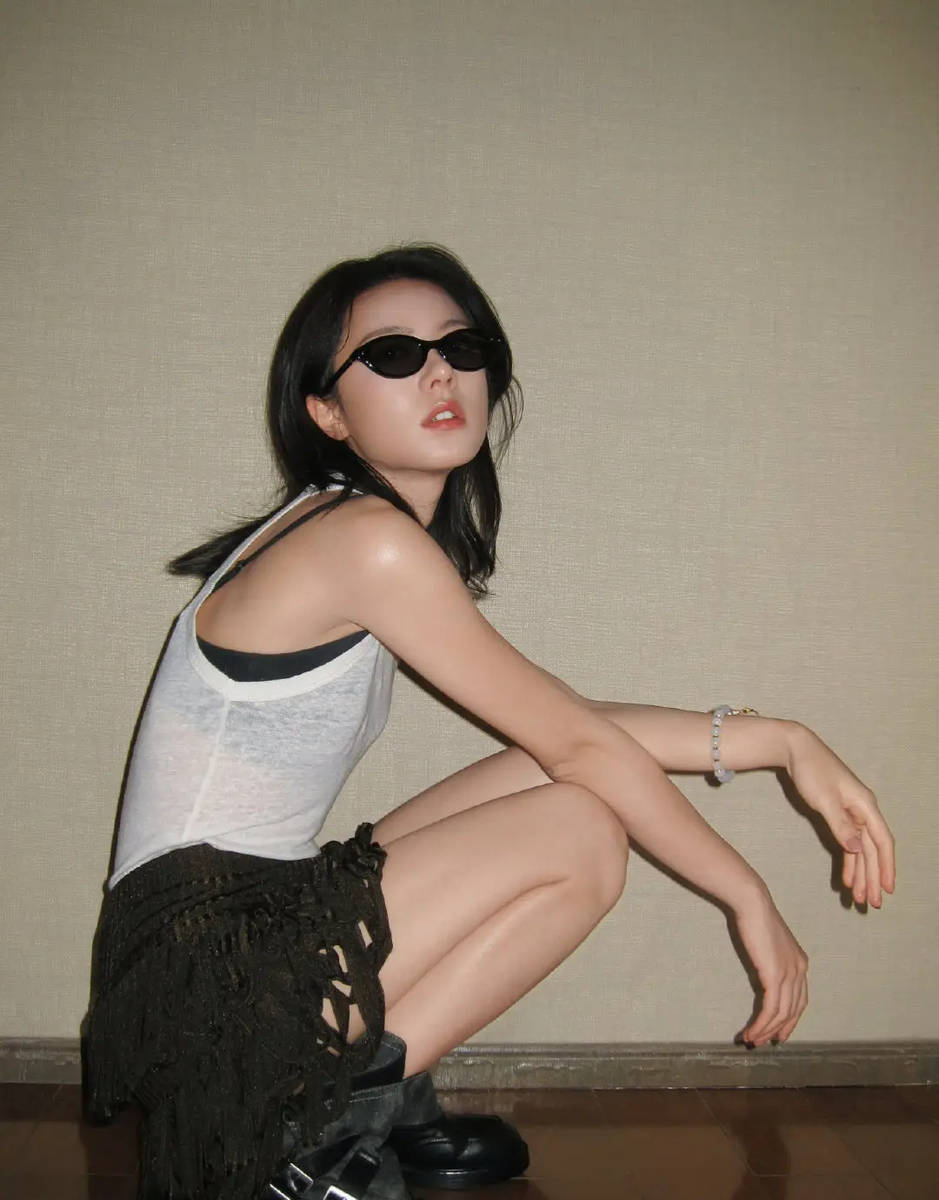 赵今麦穿黑色吊带搭配墨镜 又甜又辣化身酷飒女孩