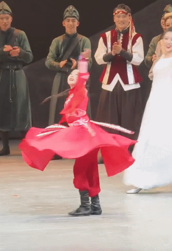 佟丽娅与小酒窝同台表演舞剧！二人舞姿优美好养眼