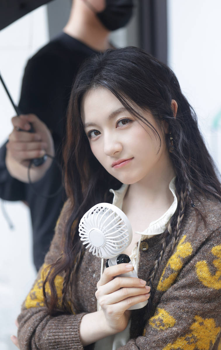 李兰迪身着花纹针织开衫 甜美元气慵懒治愈