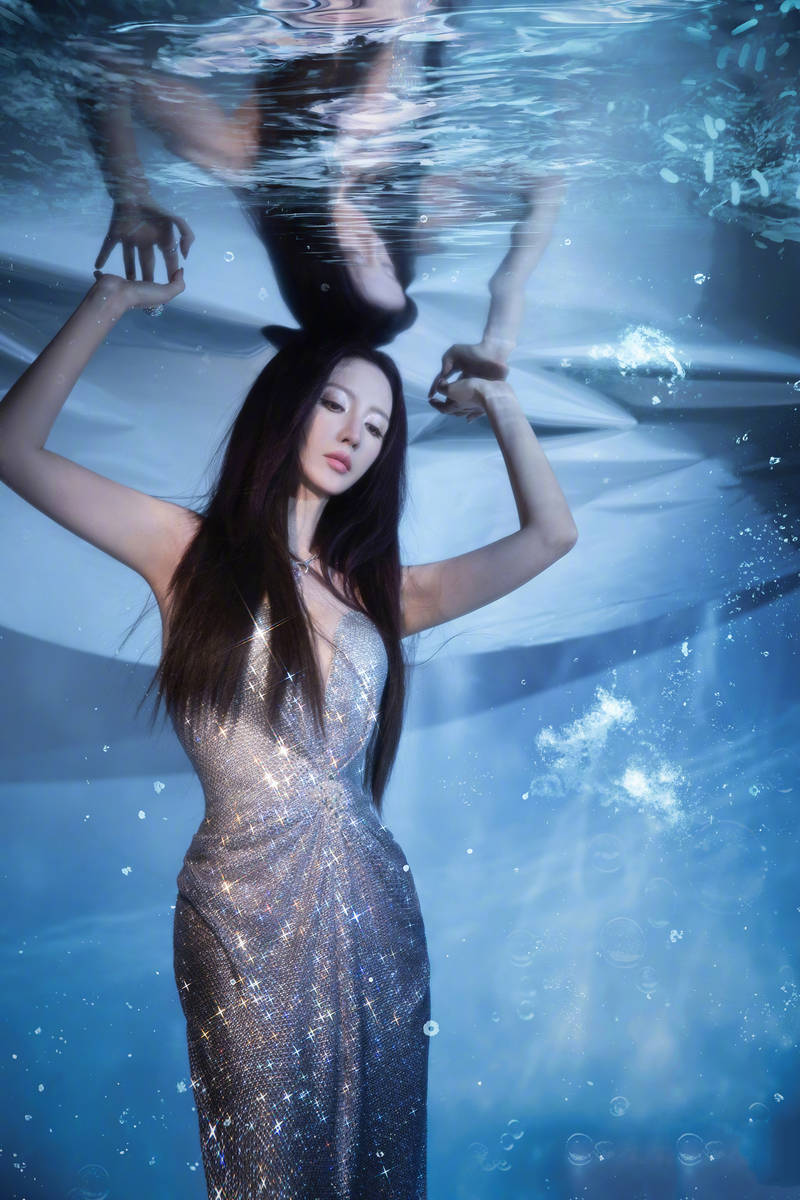 张萌穿碎钻裙化身美人鱼 身材凹凸有致性感魅惑