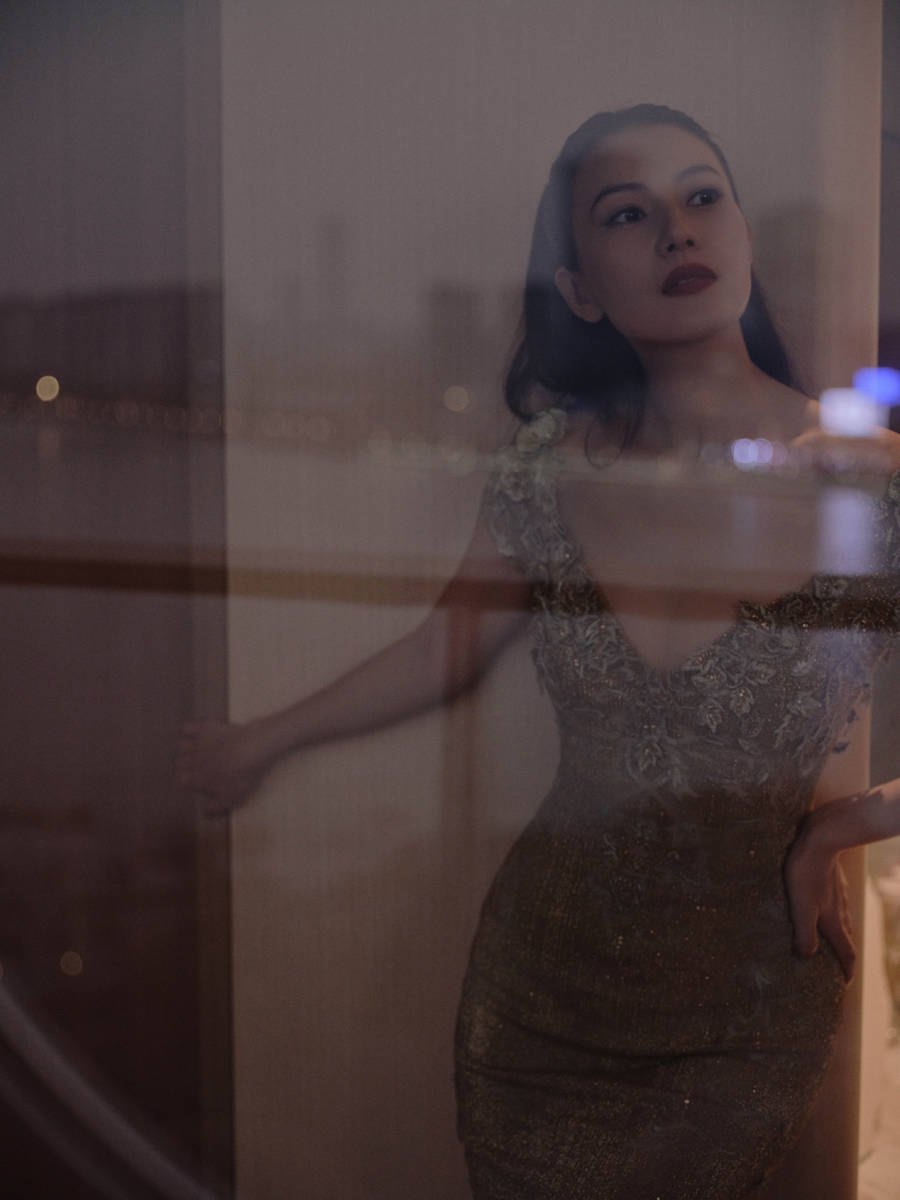 岁月不败好意思东说念主 高圆圆穿金色深V礼裙标记性感超吸睛