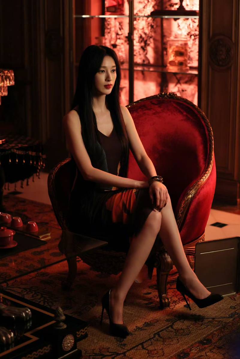 复古奢装勾勒张俪匀称身形 精致妆容解锁从容气场