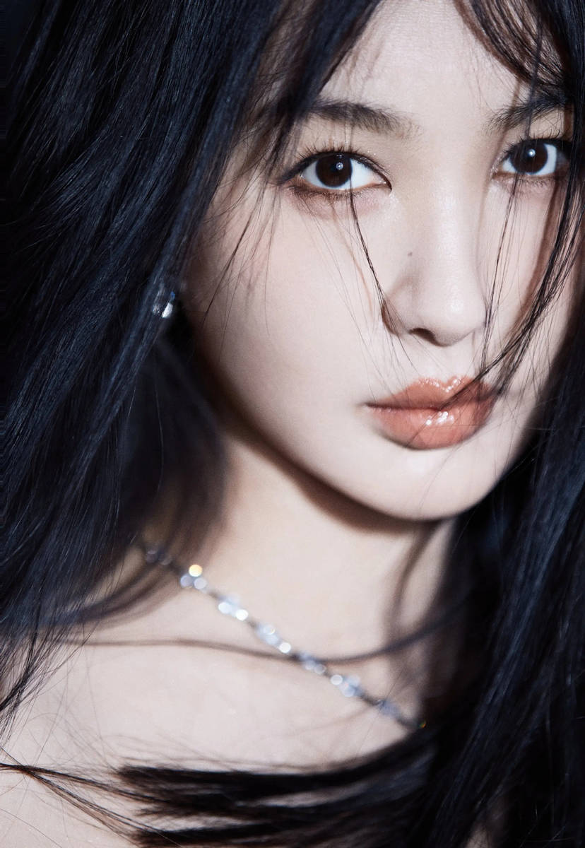 李菲儿穿黑色抹胸裙秀性感身材！修长美腿白嫩吸睛