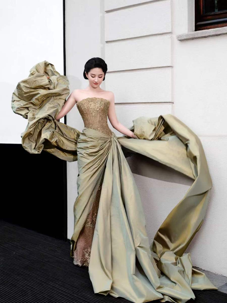 刘亦菲穿抹胸鎏金裙温婉大气 钻饰加身显优雅矜贵